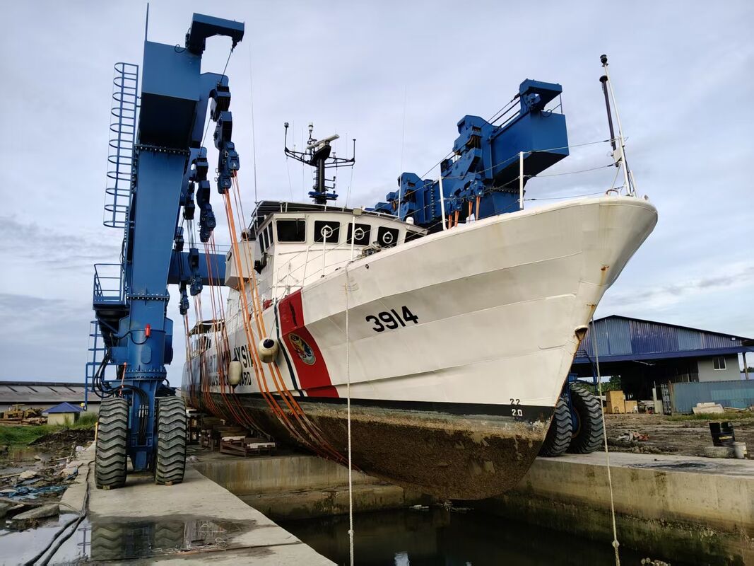Diesel Generator Powered Hydraulic Boat Lift Crane 300t 350t 4 Tires 8Tires Gantry Crane